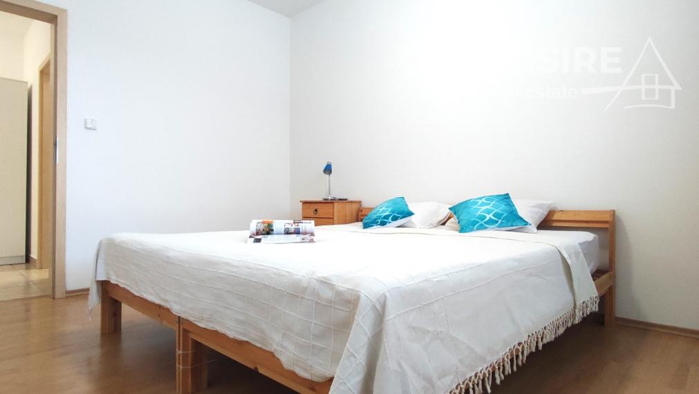 Slnečný a priestranný 2i byt, klimatizácia, balkón, pivnica, garáž