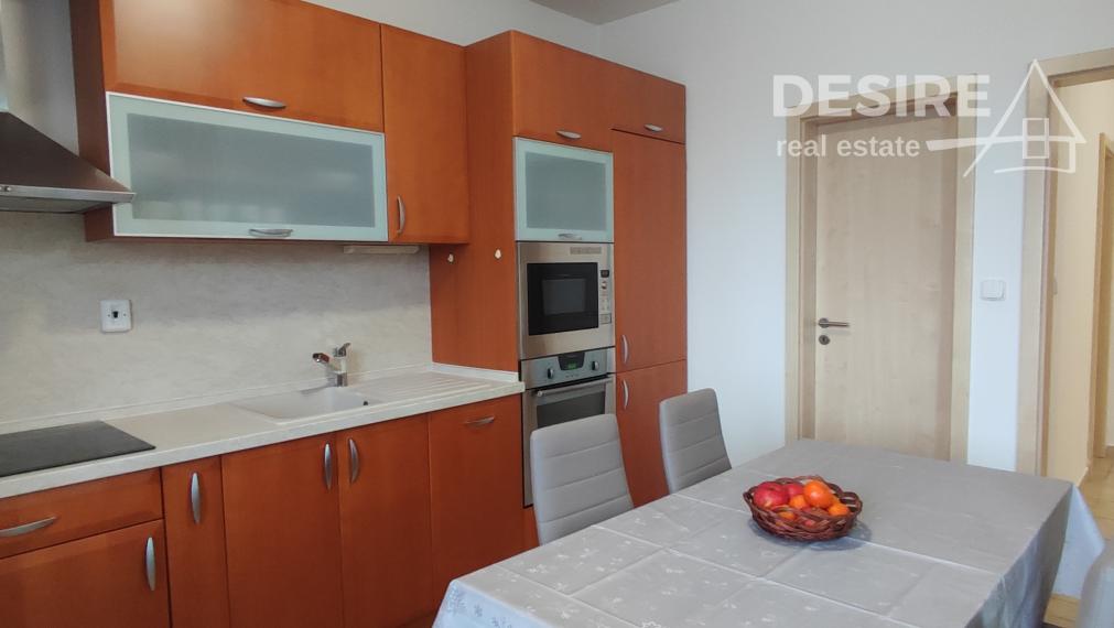 Slnečný a priestranný 2i byt, klimatizácia, balkón, pivnica, garáž