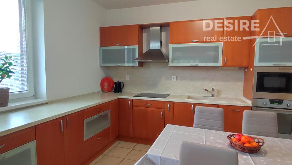 Slnečný a priestranný 2i byt, klimatizácia, balkón, pivnica, garáž