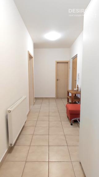 Slnečný a priestranný 2i byt, klimatizácia, balkón, pivnica, garáž