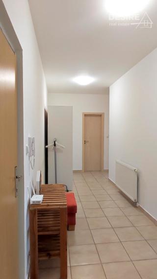 Slnečný a priestranný 2i byt, klimatizácia, balkón, pivnica, garáž