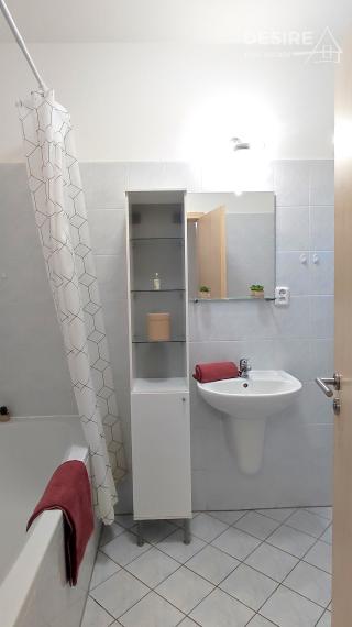 Slnečný a priestranný 2i byt, klimatizácia, balkón, pivnica, garáž