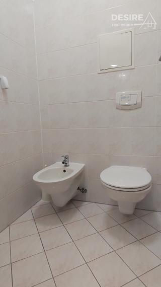 Slnečný a priestranný 2i byt, klimatizácia, balkón, pivnica, garáž