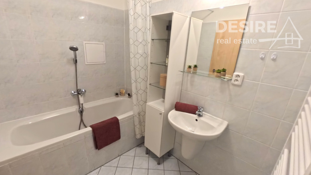 Slnečný a priestranný 2i byt, klimatizácia, balkón, pivnica, garáž