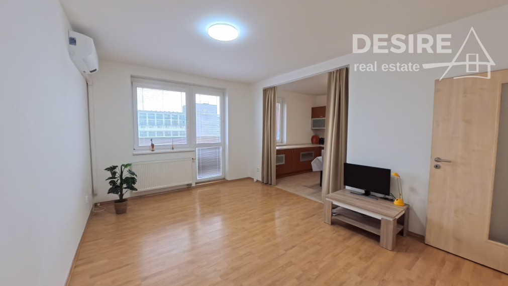 Slnečný a priestranný 2i byt, klimatizácia, balkón, pivnica, garáž