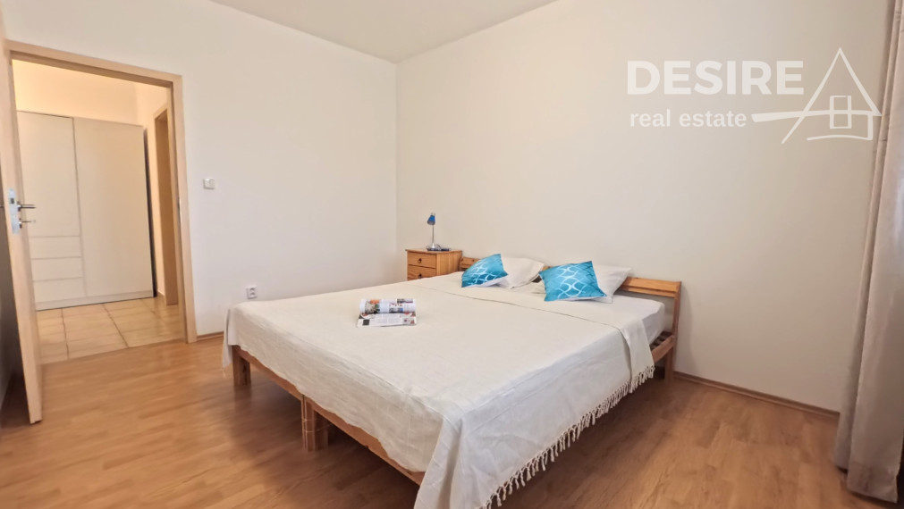 Slnečný a priestranný 2i byt, klimatizácia, balkón, pivnica, garáž