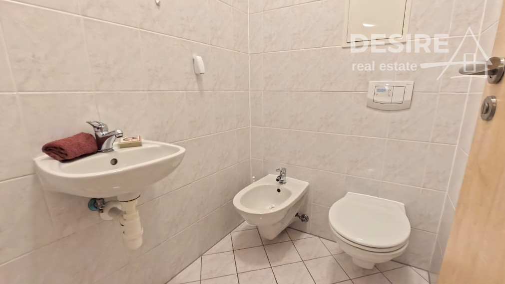 Slnečný a priestranný 2i byt, klimatizácia, balkón, pivnica, garáž