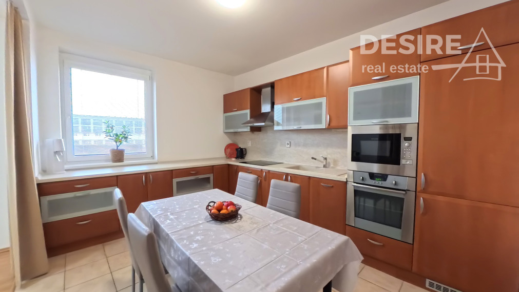 Slnečný a priestranný 2i byt, klimatizácia, balkón, pivnica, garáž