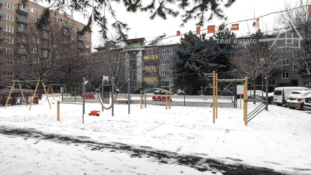 Priestranný 2 izbový byt 50 m2, rekonštrukcia, balkón, klimatizácia, Záhradnícka ul. , BA