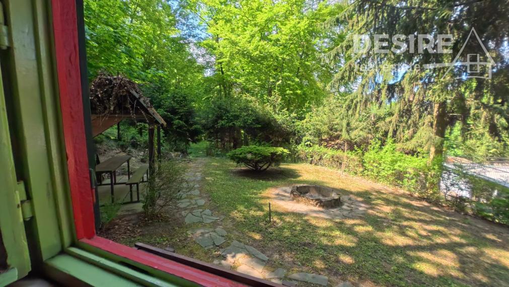 Relaxujte a zarábajte: 2 rekreačné chaty na predaj v lesnom prostredí Strážovských vrchov