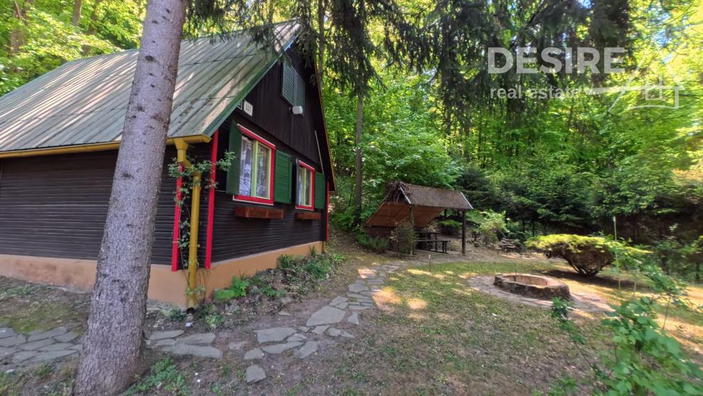 Relaxujte a zarábajte: 2 rekreačné chaty na predaj v lesnom prostredí Strážovských vrchov
