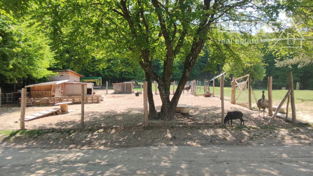 Relaxujte a zarábajte: 2 rekreačné chaty na predaj v lesnom prostredí Strážovských vrchov
