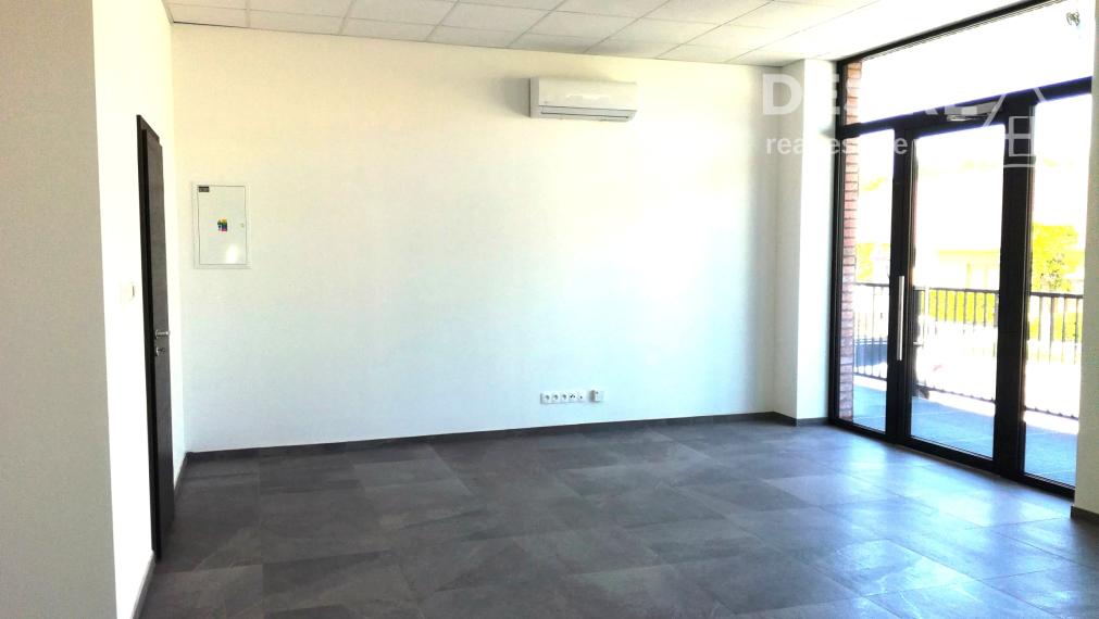 PRIPRAVUJEME:  Nebytový priestor vhodný pre služby, obchod, kanceláriu