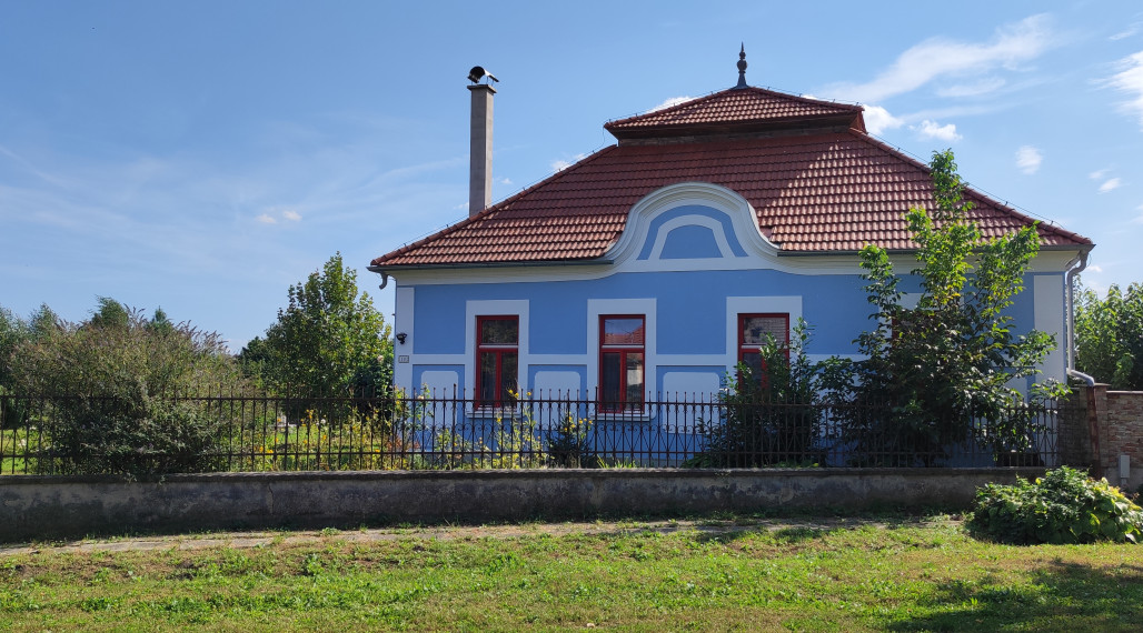 Zemianska kúria vhodná na bývanie a podnikanie, veľký pozemok, Nové Zámky - Komoča,