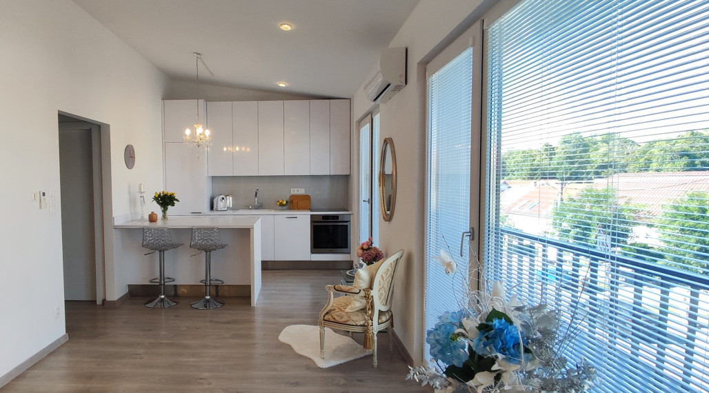 Priestranný štýlový 2i zariadený byt, parkovanie, pivnica, širšie centrum Pezinok