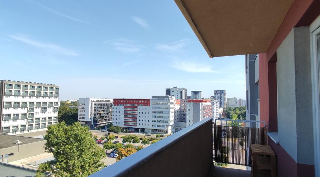 Slnečný a priestranný 2i byt, klimatizácia, balkón, pivnica, garáž