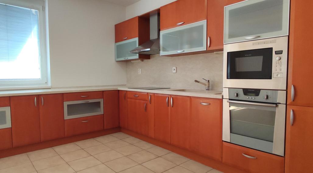 PRIPRAVUJEME: Slnečný a priestranný 2i byt, klimatizácia, balkón, pivnica, garáž