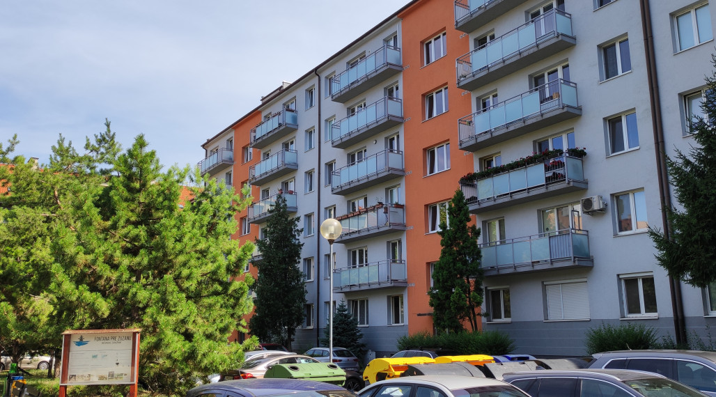 PRIPRAVUJEME:  Na predaj zariadený 2 izbový byt 50m2, balkón, klimatizácia, Záhradnícka ul. , BA