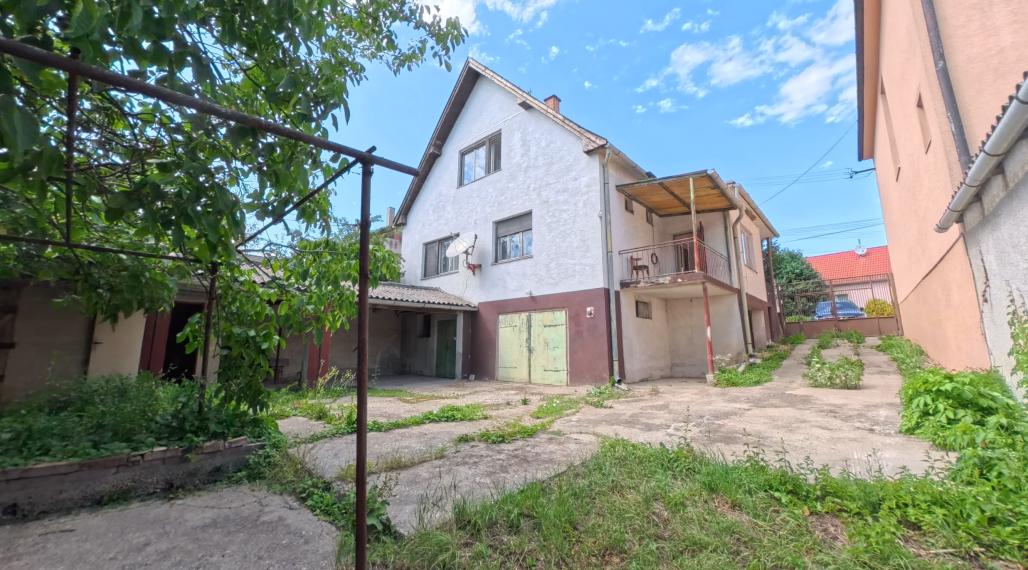 PRIPRAVUJEME: Udržiavaný 5 izbový rodinný dom, garáž, veľký pozemok, Dlhá