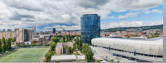 TREBA VIDIEŤ: Moderný, slnečný 2 izbový byt s parkovaním, III veže, Bajkalská ul.