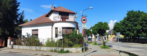 Pripravujeme: Zachovalý, 4 izbový rodinný dom,  Pezinok centrum