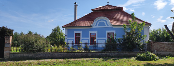 Zemianska kúria vhodná na bývanie a podnikanie, veľký pozemok, Nové Zámky - Komoča,
