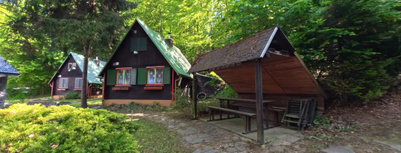 Relaxujte a zarábajte: 2 rekreačné chaty na predaj v lesnom prostredí Strážovských vrchov