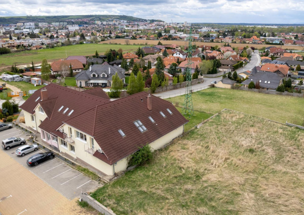 ŠPORTOVÉ CENTRUM: FITNESS, KURTY, SAUNA, BAZÉNY, PANSKÉ NIVY, HLOHOVEC