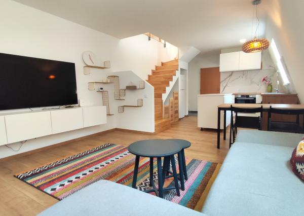 Svetlý veľkometrážny 2,5 izbový byt, vnútroblok, Obchodná ul., Bratislava