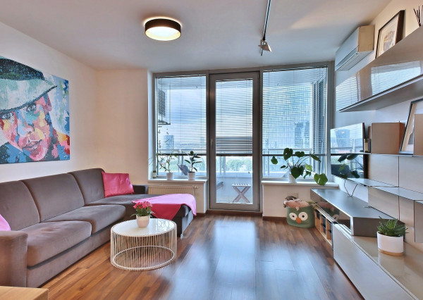 Modern, sunny 2-room apartment with parking, III tower, Bajkalská ul.