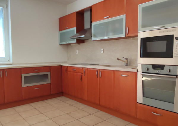 PRIPRAVUJEME: Slnečný a priestranný 2i byt, klimatizácia, balkón, pivnica, garáž