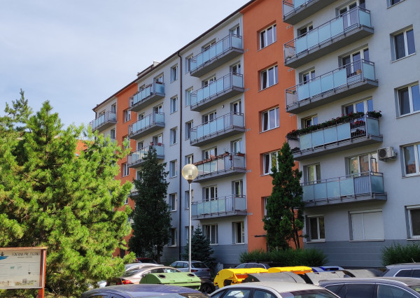 PRIPRAVUJEME:  Na predaj zariadený 2 izbový byt 50m2, balkón, klimatizácia, Záhradnícka ul. , BA