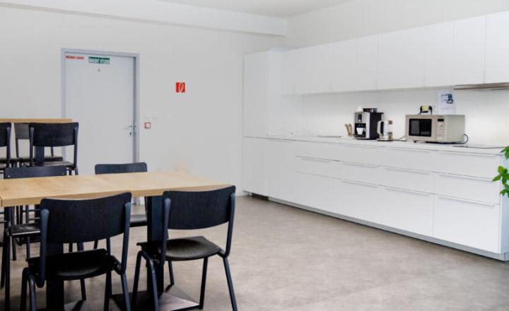 Atraktívne kancelárske priestory na prenájom, od 37 m2 do 326 m2, sklad, parkovanie zdarma - fotografia 6