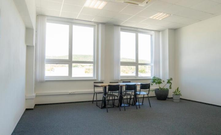 Atraktívne kancelárske priestory na prenájom, od 37 m2 do 326 m2, sklad, parkovanie zdarma - fotografia 1