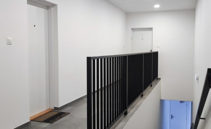 ✅ PREDANÉ: Priestranný štýlový 2i zariadený byt, parkovanie, pivnica, širšie centrum Pezinok - fotografia 11