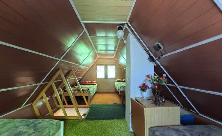 Relaxujte a zarábajte: 2 rekreačné chaty na predaj v lesnom prostredí Strážovských vrchov - fotografia 10