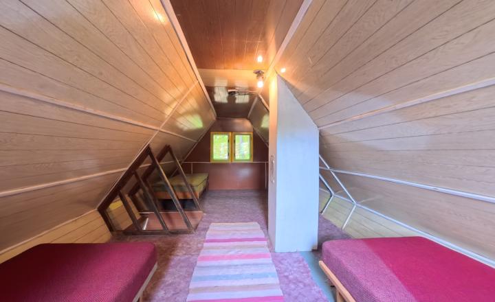 Relaxujte a zarábajte: 2 rekreačné chaty na predaj v lesnom prostredí Strážovských vrchov - fotografia 8