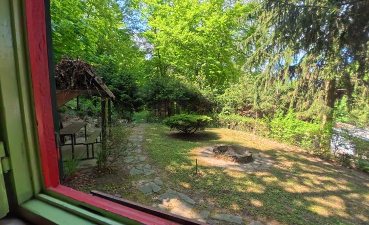 Relaxujte a zarábajte: 2 rekreačné chaty na predaj v lesnom prostredí Strážovských vrchov - fotografia 11