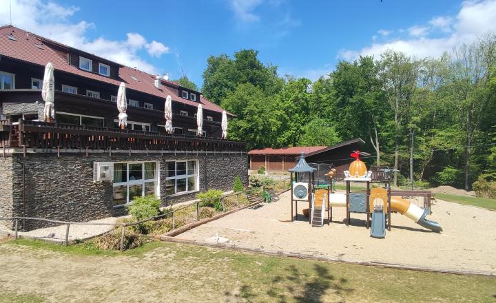 Relaxujte a zarábajte: 2 rekreačné chaty na predaj v lesnom prostredí Strážovských vrchov - fotografia 19
