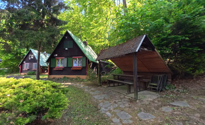 Relaxujte a zarábajte: 2 rekreačné chaty na predaj v lesnom prostredí Strážovských vrchov