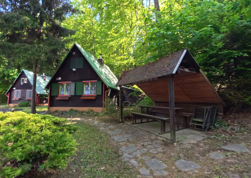Relaxujte a zarábajte: 2 rekreačné chaty na predaj v lesnom prostredí Strážovských vrchov